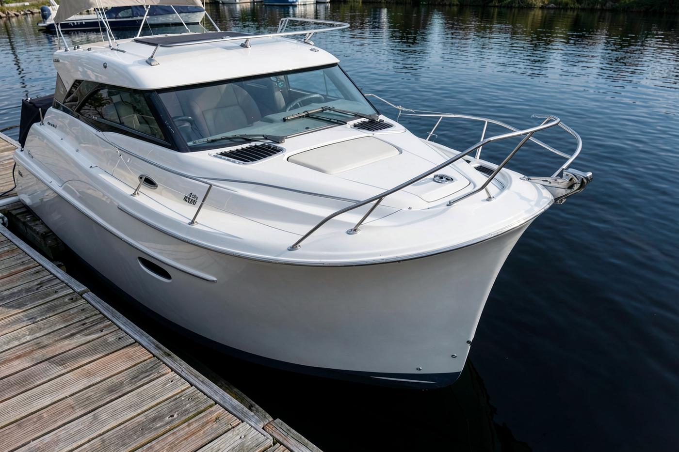 Detalj av modern motorbåt i nordiskt ljus