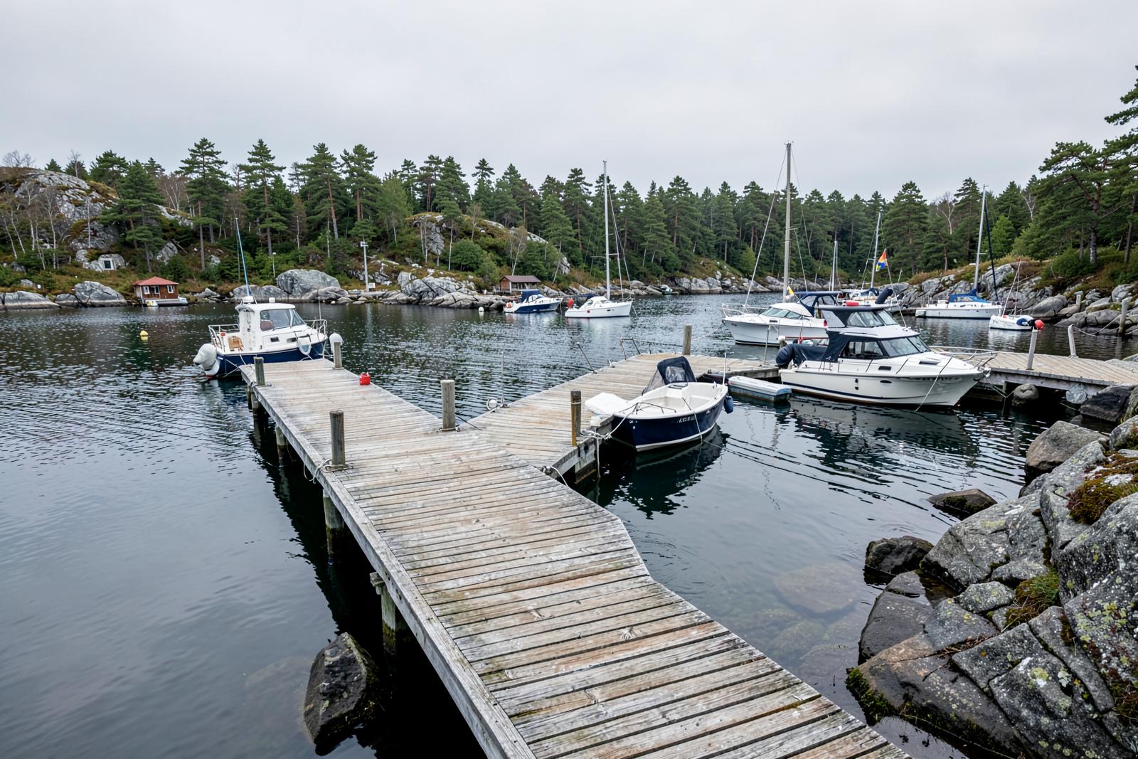 Motorbåt vid brygga i svensk skärgård
